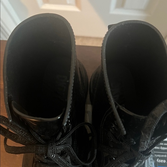 EUC DKNY Black Patent Leather Rain Lace-Up Boots Size 7 - Picture 5 of 10